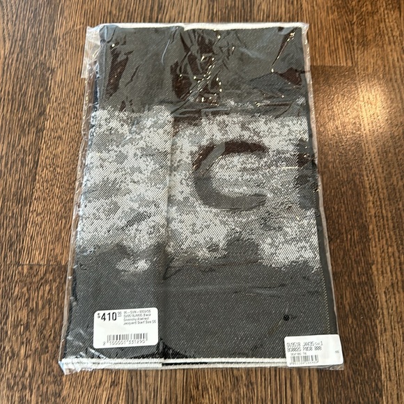 Givenchy Logo Abstract Jacquard Wool Scarf Unisex - Picture 7 of 7